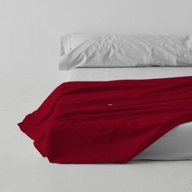 Sábana encimera algodón poliéster burdeos escena de cama
