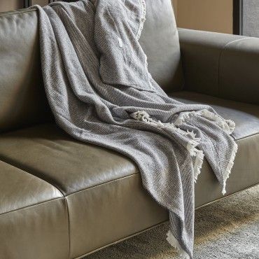 Mantita Lares Gris ambiente sofa